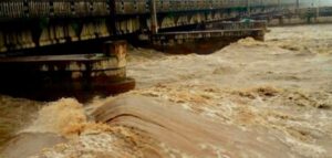 नारायणी नदीमा पानीको सतहले खतराको तह पार गर्यो