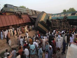 la-fg-pakistan-train-accident-20160914-snap